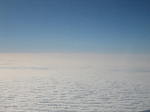 登机时晴空万里，蓝天白云